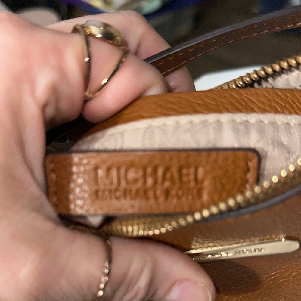 Michael Kors Tan pebbled Leather Clutch with Gold Hardware adjustable strap cute - Picture 5 of 8